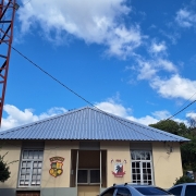 foto mostra a fachada frontal reformada do prédio