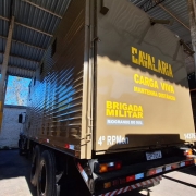 caminhão renovado, visão traseira