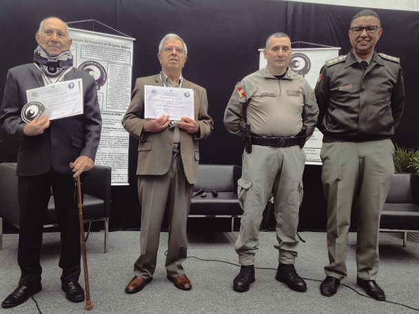 No palco, aparecem quatrro PMs, sendo os dois primeiros homenageados pela contribuição conferida ao IPBM