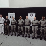 Novo grupo de PMs em fileira no palco da solenidade