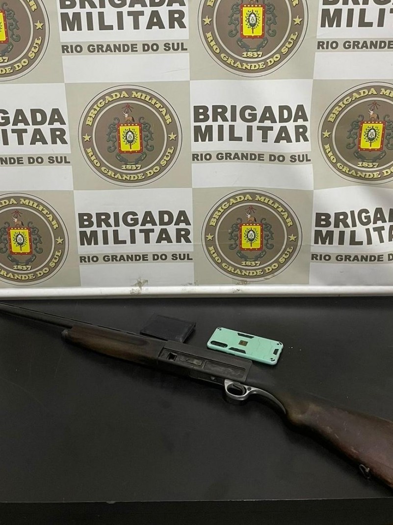Na foto cont&eacute;m uma espingarda 