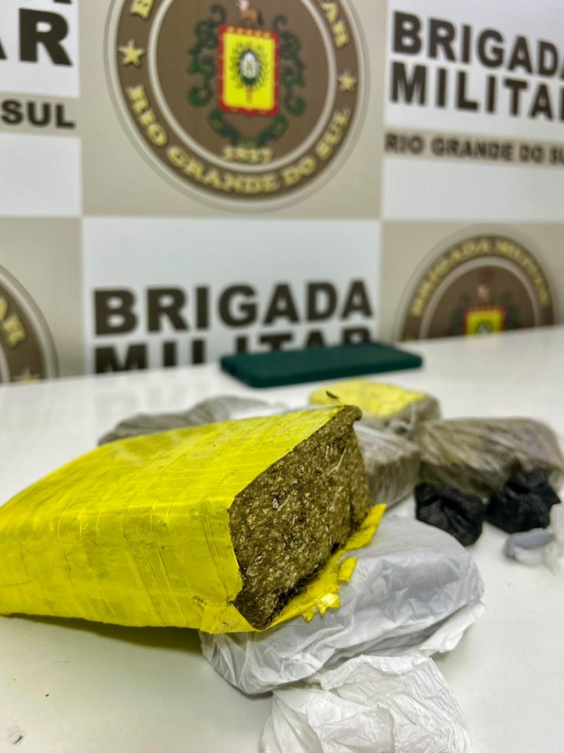 Na foto cont&eacute;m tijolos de maconha
