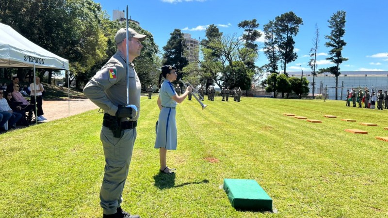 Na foto militar com a bandeira nacional