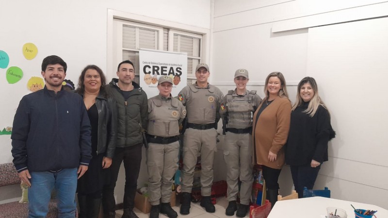 NA IMAGEM INTEGRANTES DO CREAS JUNTAMENTE COM A PATRULHA MARIA DA PENHA DO 35&ordm; BPM