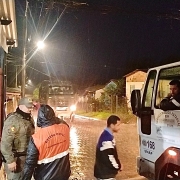 Na imagem policial militar juntamente a órgãos públicos e exercito brasileiro auxiliando as famílias atingidas pela enchente
