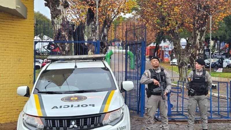 Policiais militares no policiamento em frente aos port&otilde;es do Parque da Fenarroz