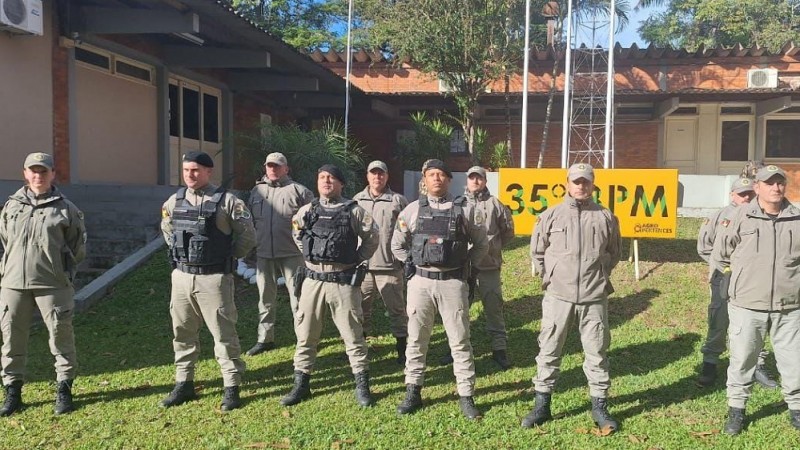 Na imagem efetivo do 35&ordm;BPM em forma no p&aacute;tio do batalh&atilde;o durante formatura de lan&ccedil;amento da opera&ccedil;&atilde;o