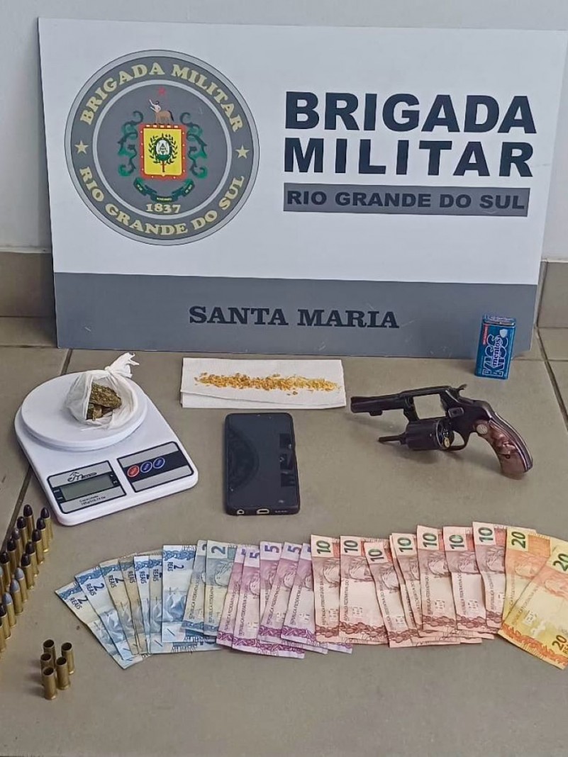 Brigada Militar apreende adolescente por porte ilegal de arma de fogo e tr&aacute;fico de entorpecentes em Santa Maria