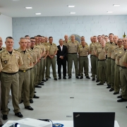 Coronéis estão de frente em formato de meia lua no auditório do Quartel do Comando-Geral. 