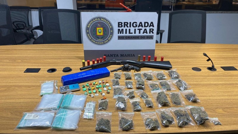 Tr&aacute;fico de drogas e porte ilegal de arma
