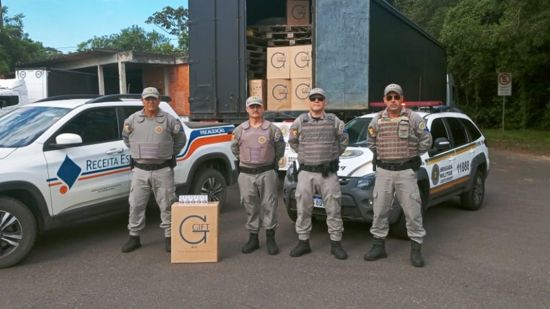 Policiais militares na opera&ccedil;&atilde;o conjunta que apreendeu cerca de R$ 2 milh&otilde;es em cigarros contrabandeados