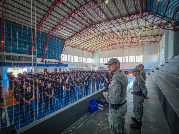 Comandantes da BM falam aos futuros soldados em um estádio.