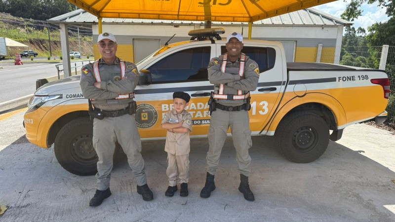 Pequeno admirador celebra anivers&aacute;rio de 05 anos em visita especial ao Grupo de Pol&iacute;cia Rodovi&aacute;ria de Farroupilha
