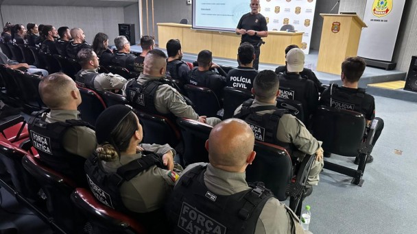 Foto mostra audit&oacute;rio com policiais de diversas for&ccedil;as sentados durante a prele&ccedil;&atilde;o das opera&ccedil;&otilde;es