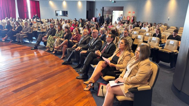 Foto mostra audit&oacute;rio repleto de autoridades durante o lan&ccedil;amento do Projeto Sentinela
