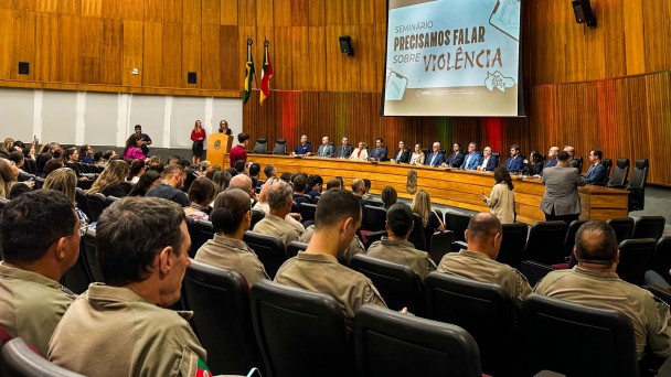 Brigadianos aparecem entre o p&uacute;blico presente ao semin&aacute;rio durante a abertura do evento no audit&oacute;rio do MPRS. 