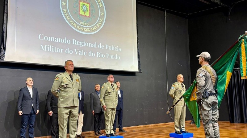 Ato de passagem de comando com o pavilh&atilde;o nacional