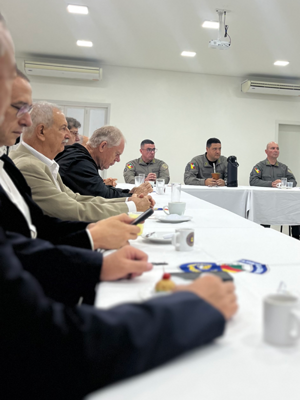 Eternos comandantes-gerais e a tríade do Comando-Geral à mesa de diálogo. 