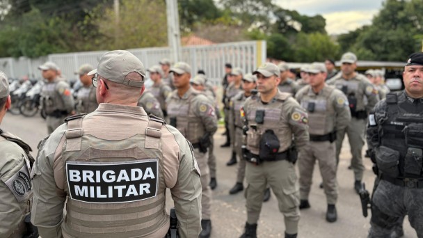 Foto mostra os soldados em forma&ccedil;&atilde;o para iniciar a opera&ccedil;&atilde;o