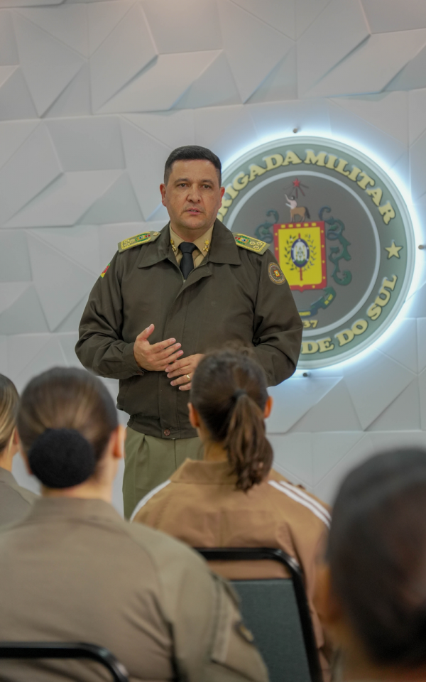 O comandante-geral da Brigada Militar, Coronel PM Luigi Gustavo Soares Pereira, homenageou as mães da BM