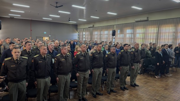 Foto mostra o audit&oacute;rio lotado durante execu&ccedil;&atilde;o do Hino Nacional no evento