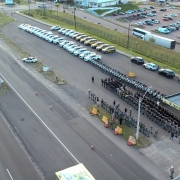 Imagem de drone mostra os policiais militares em forma, ao lado da rodovia RS-118