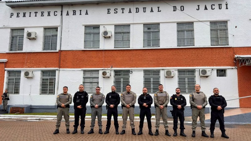 Oficiais da BM e da Pol&iacute;cia Penal de p&eacute; em frente da penitenci&aacute;ria