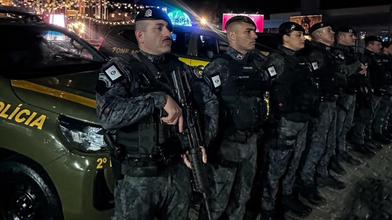 Sete policiais militares fardados e armados em prontid&atilde;o para inicio da opera&ccedil;&atilde;o 