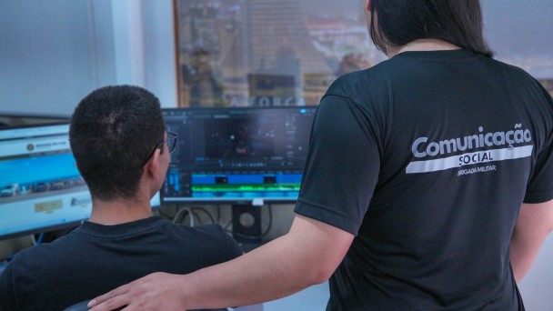 Duas pessoas trabalhando em computador