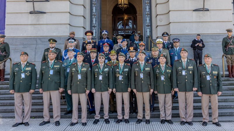 Representantes dos 23 pa&iacute;ses com os representantes da delega&ccedil;&atilde;o argentina 